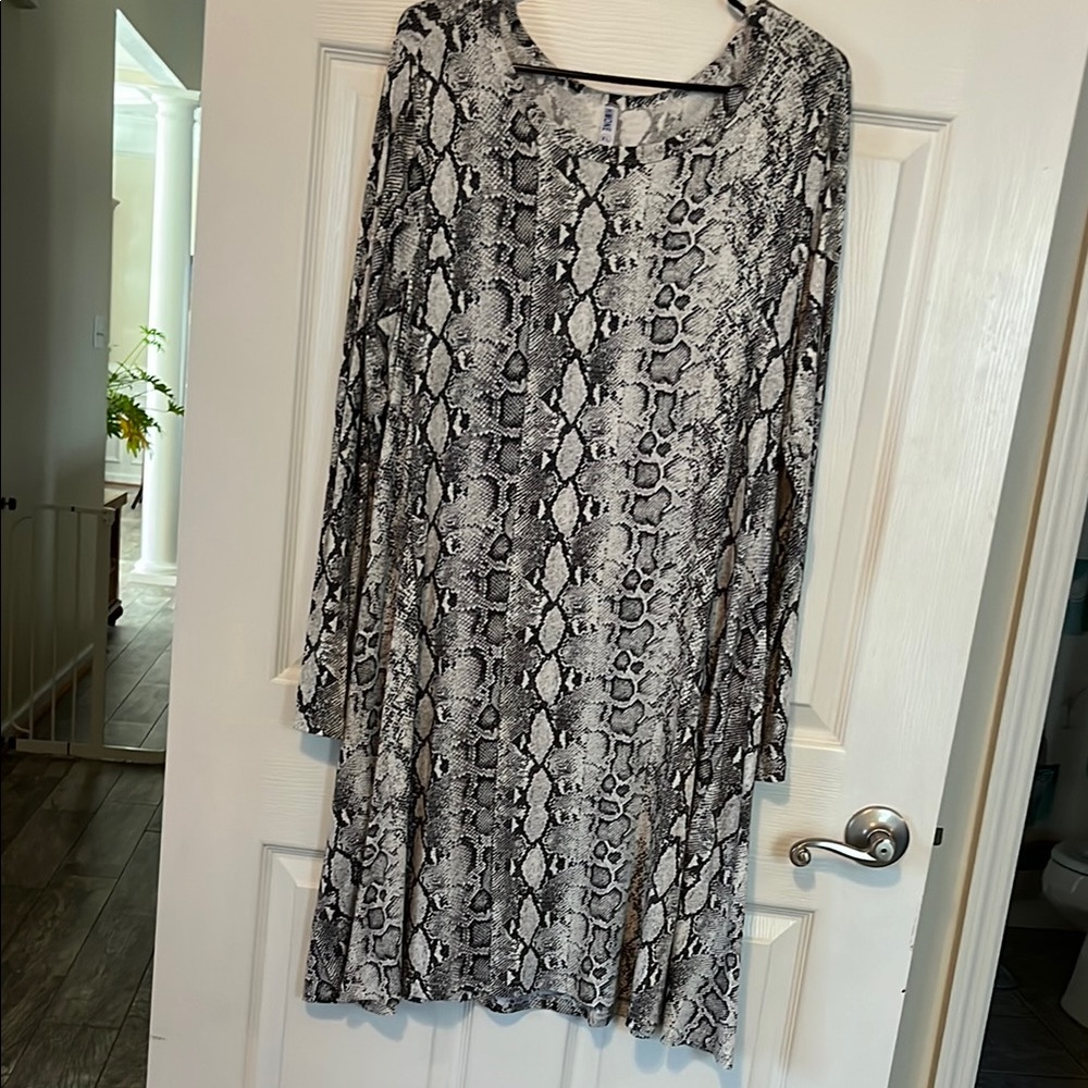 Black and White Long Sleeve Swing Dress with Scoop Neck and Pockets